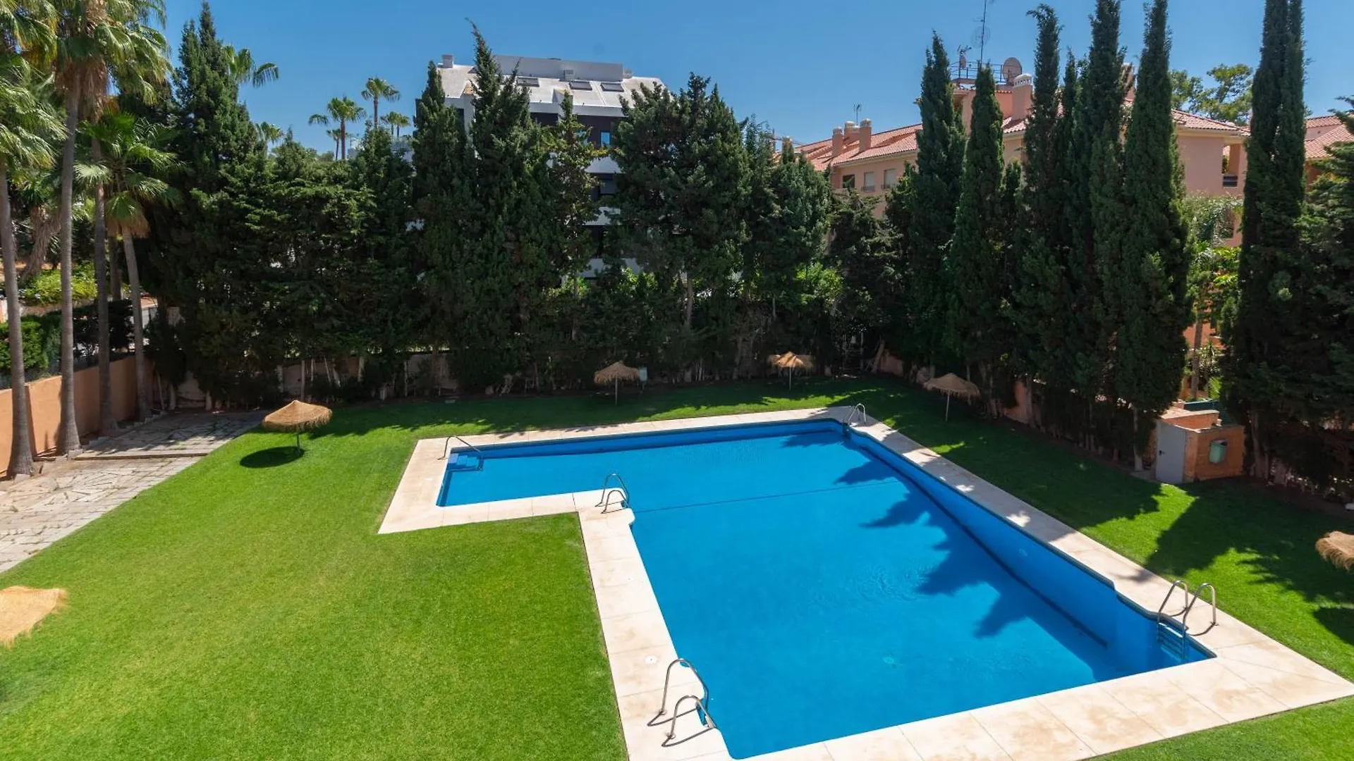 Cabopino Duplex, Swimming Pool, Beach 5Min Away, Chill Out Terrace And High-Speed Wifi Marbella 0*,  España